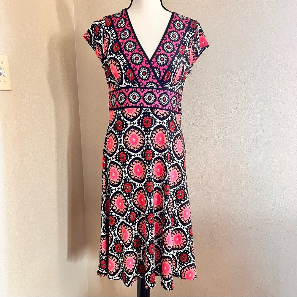 London Times Sz 10 Coral Medallion Jersey Knit Dress Midi Cap Sleeve V-Neck